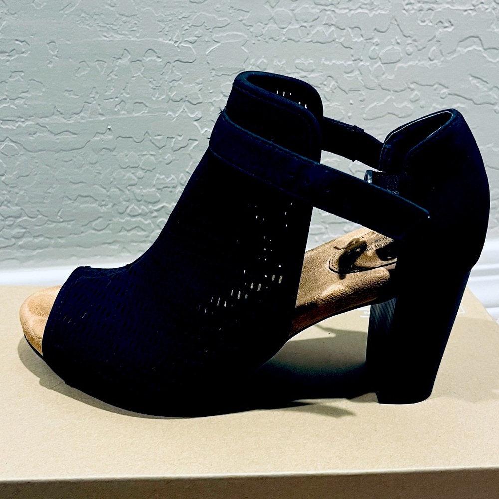 Giani Bernini black suede 3 inch heels in size 8